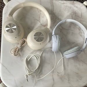2 pairs of headphones 🎧 never used just out of packaging! One is cream Sony